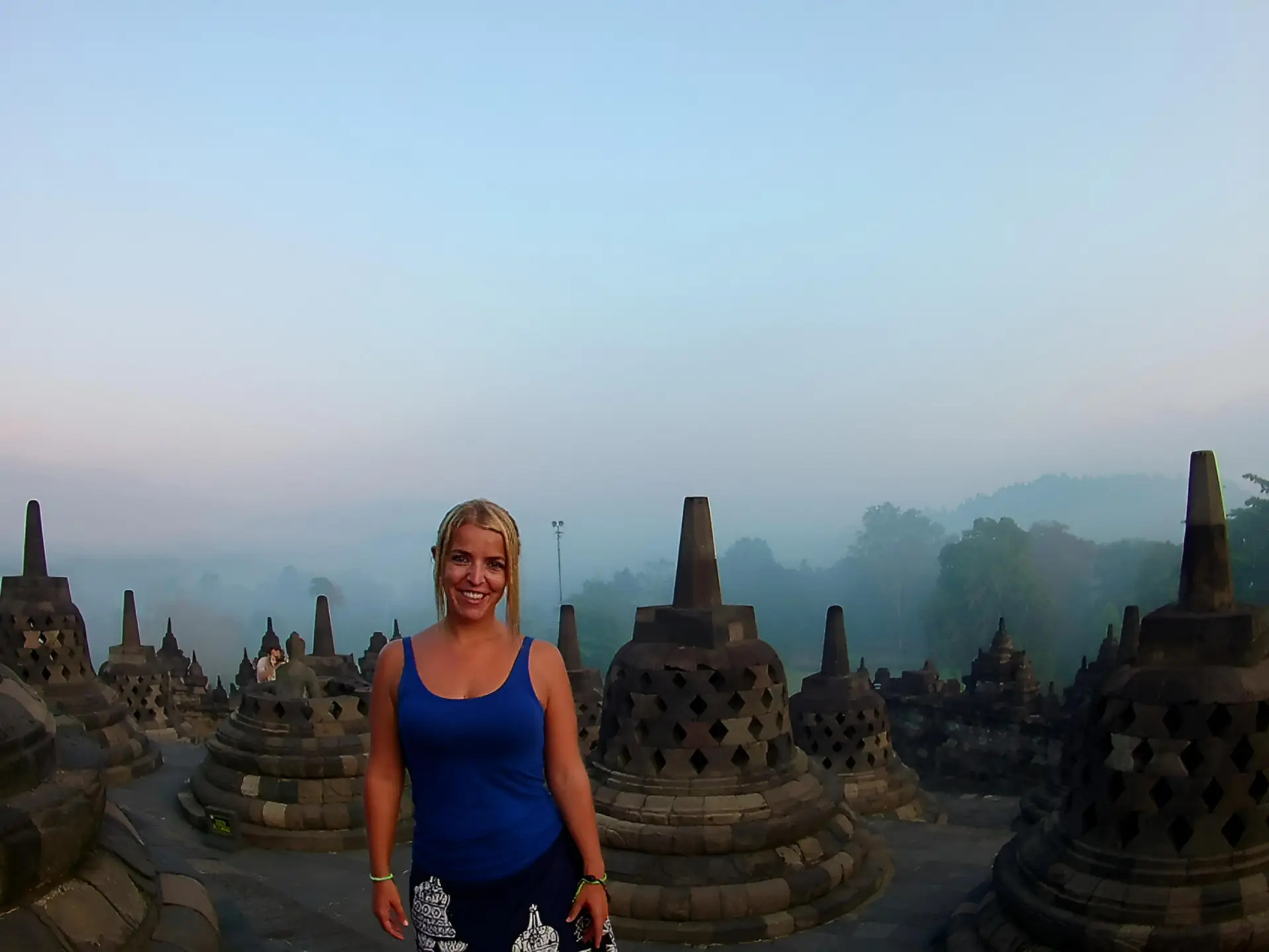 Sonia en el templo de Borobudur al amanecer