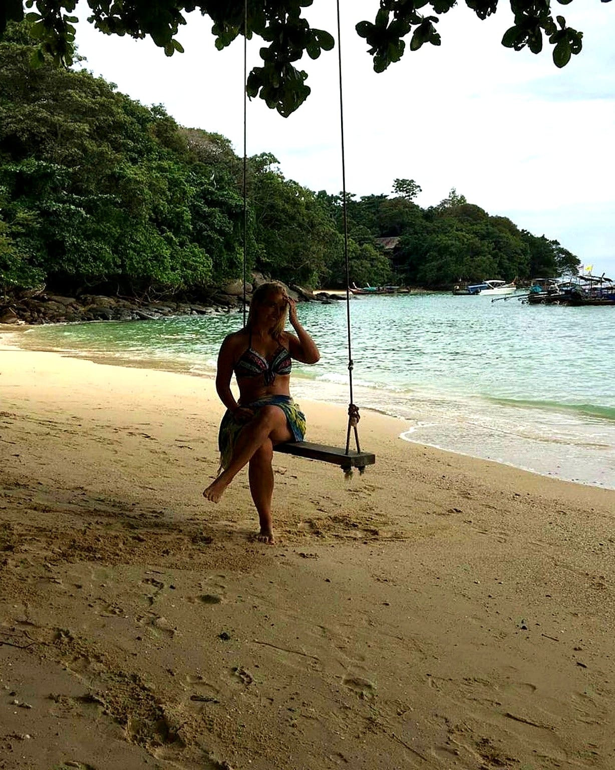 Sonia en un columpio frente al mar